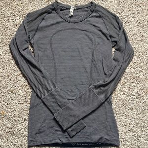 Lululemon athletica nylon running shirt with thumb holes size 8